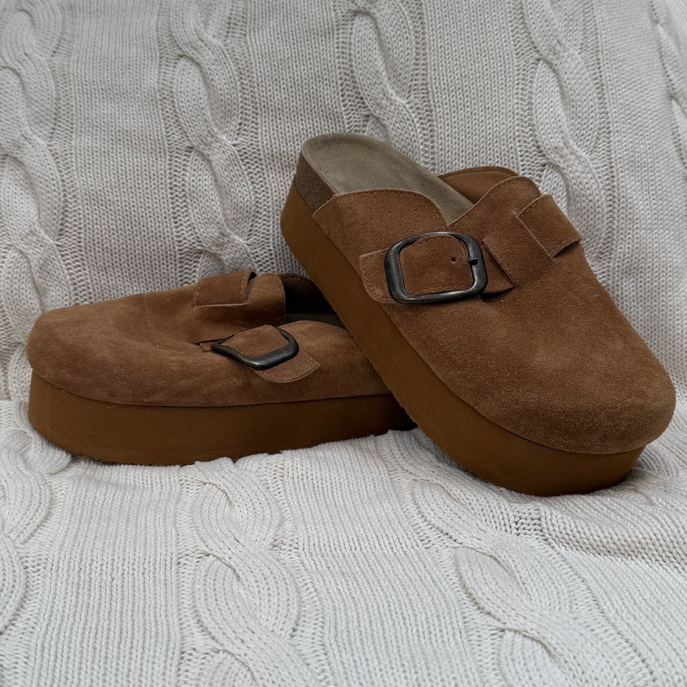 NEW Cushionaire Clog - Granola 2 in Tan